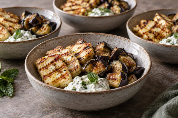 Halloumi-Auberginen-Bowl mit Minzjoghurt