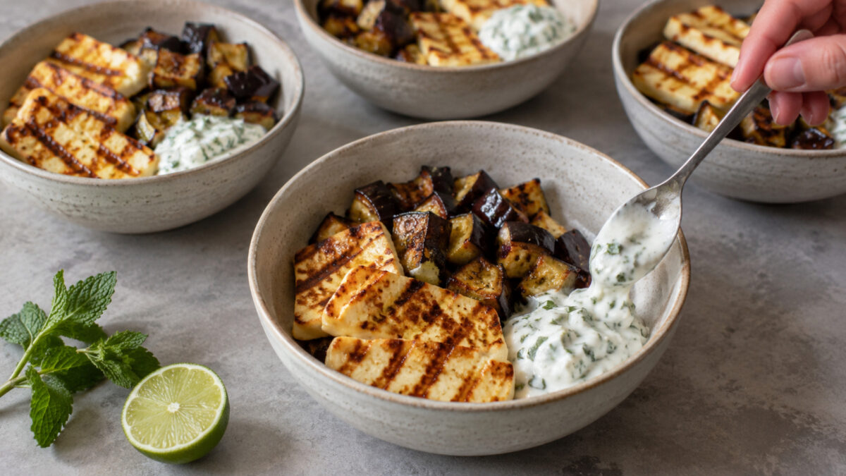 Halloumi-Auberginen-Bowl mit Minzjoghurt