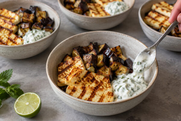 Halloumi-Auberginen-Bowl mit Minzjoghurt