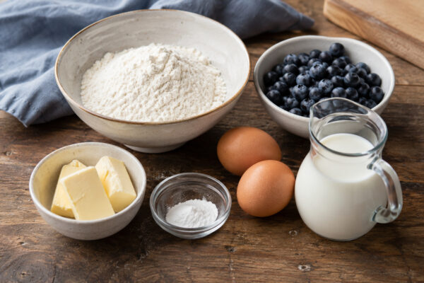 Zutaten- und Vorbereitungsansicht. Rezept: Heidelbeer-Muffins