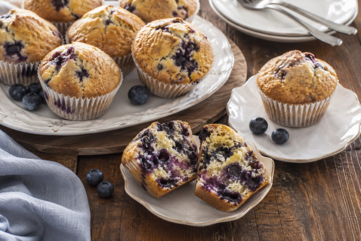 Servierszene mit dem fertigen Gericht. Rezept: Heidelbeer-Muffins