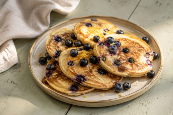 Fertiges Gericht aus alternativer Perspektive. Rezept: Heidelbeer-Pancakes mit Zitronenabrieb