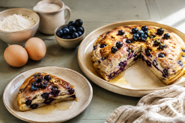 Servierszene mit dem fertigen Gericht. Rezept: Heidelbeer-Pancakes mit Zitronenabrieb