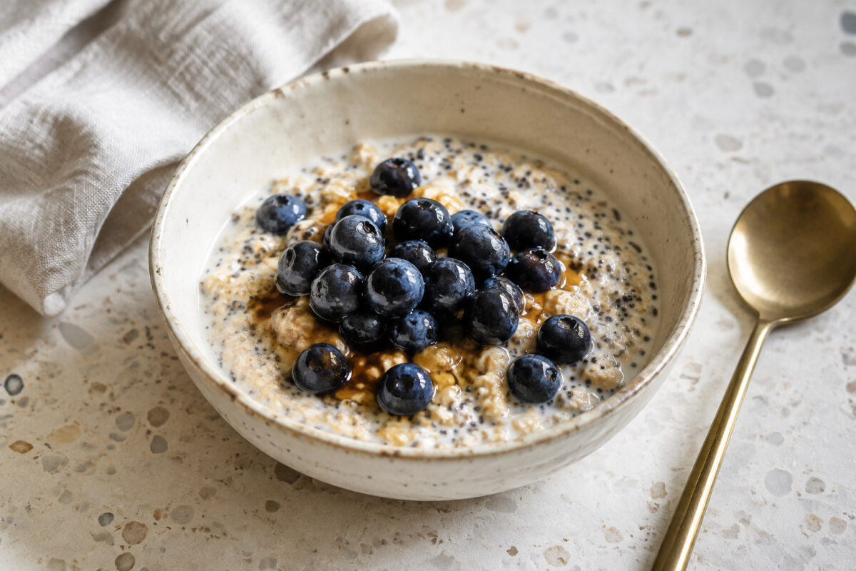 Hauptansicht des fertigen Gerichts. Rezept: Heidelbeer-Vanille-Porridge mit Chiasamen