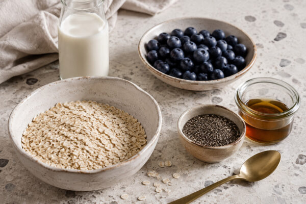 Zutaten- und Vorbereitungsansicht. Rezept: Heidelbeer-Vanille-Porridge mit Chiasamen