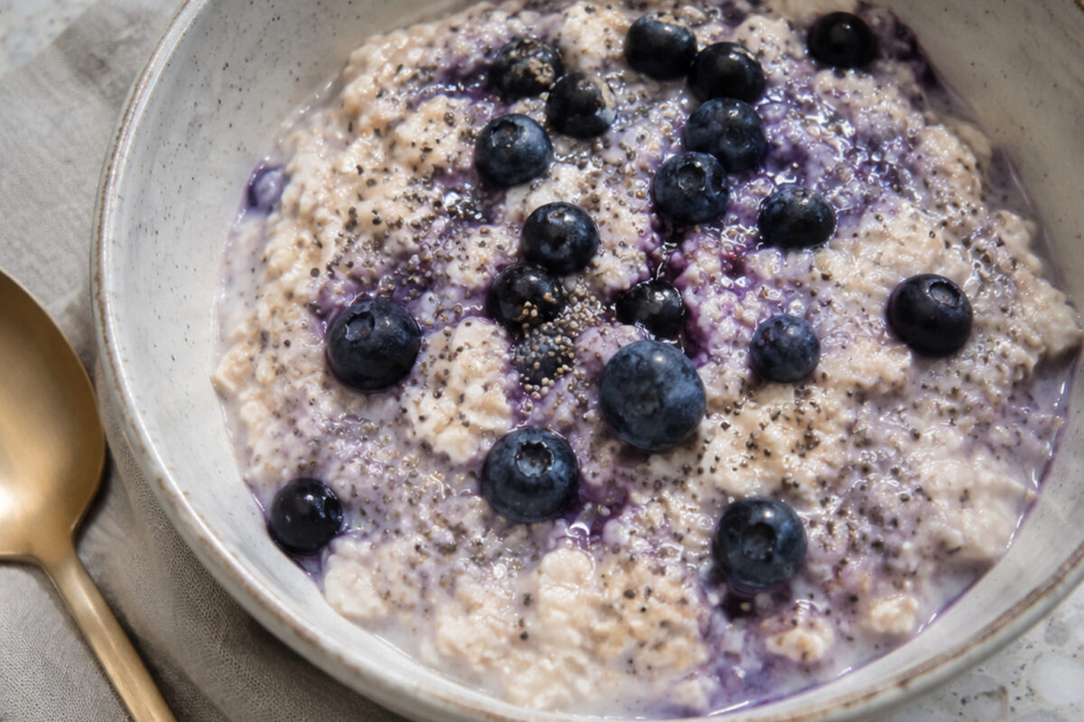 Fertiges Gericht aus alternativer Perspektive. Rezept: Heidelbeer-Vanille-Porridge mit Chiasamen