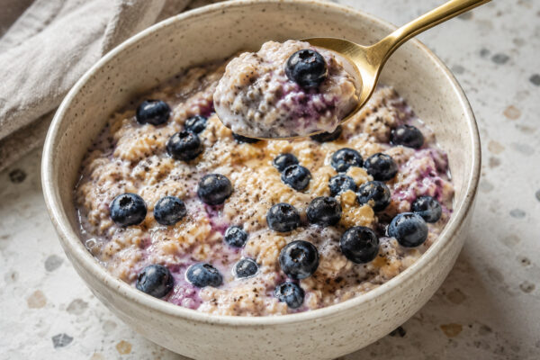 Servierszene mit dem fertigen Gericht. Rezept: Heidelbeer-Vanille-Porridge mit Chiasamen