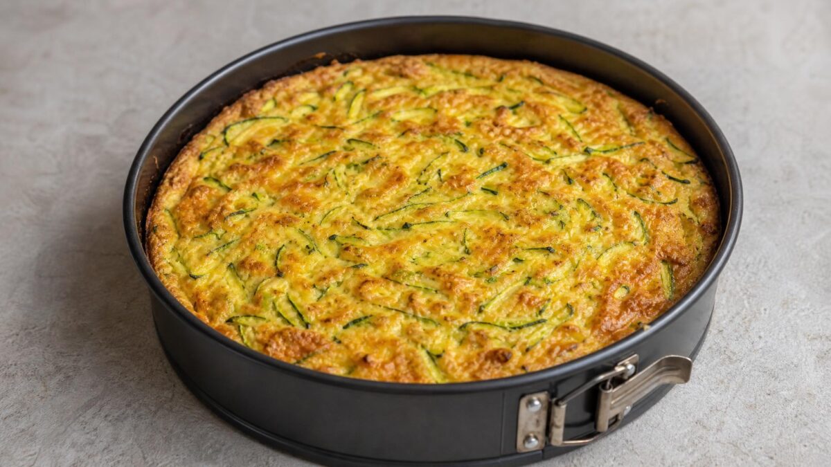 Hauptansicht des fertigen Gerichts. Rezept: Herzhafter Zucchini-Kuchen