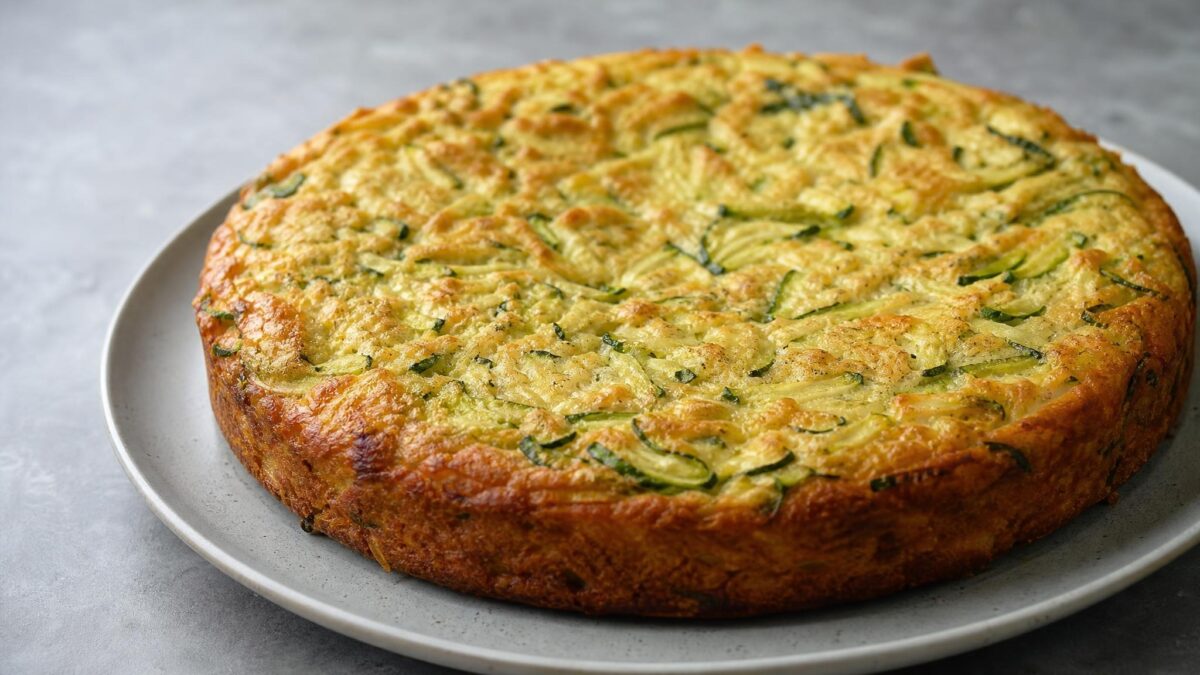 Fertiges Gericht aus einer alternativen Perspektive. Rezept: Herzhafter Zucchini-Kuchen