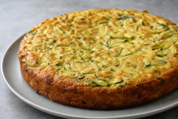 Fertiges Gericht aus einer alternativen Perspektive. Rezept: Herzhafter Zucchini-Kuchen
