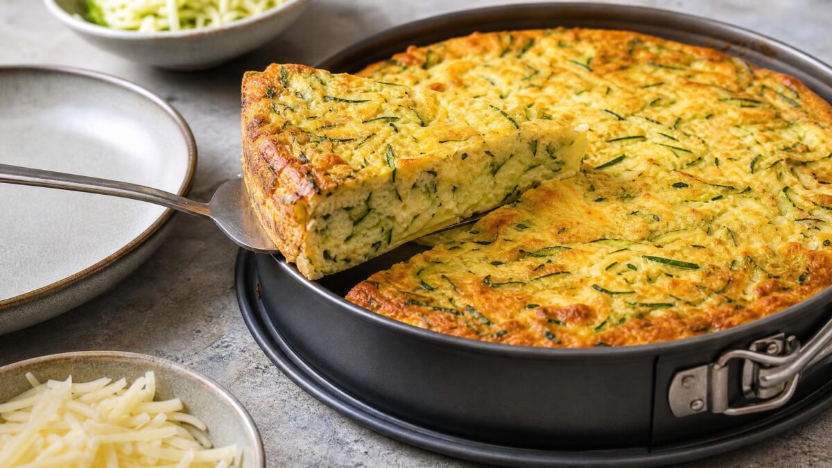 Servierszene mit dem fertigen Gericht. Rezept: Herzhafter Zucchini-Kuchen