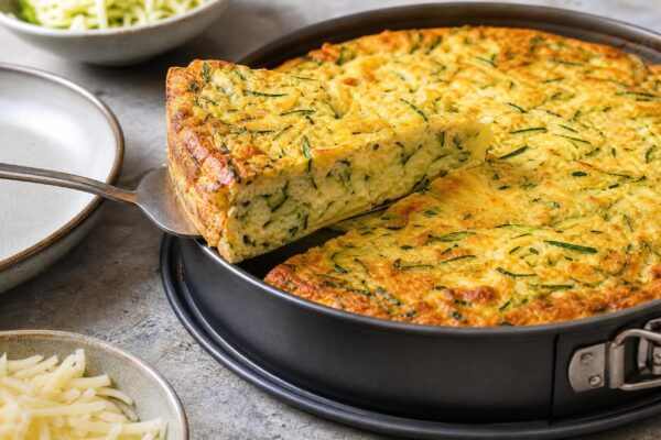 Servierszene mit dem fertigen Gericht. Rezept: Herzhafter Zucchini-Kuchen