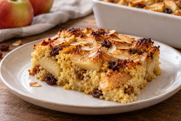 Hirse-Apfel-Auflauf mit Zimt: Fertiges Gericht aus einer alternativen Perspektive.