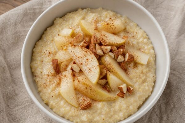 Fertiges Gericht aus einer alternativen Perspektive. Rezept: Hirsebrei mit Birne und Zimt