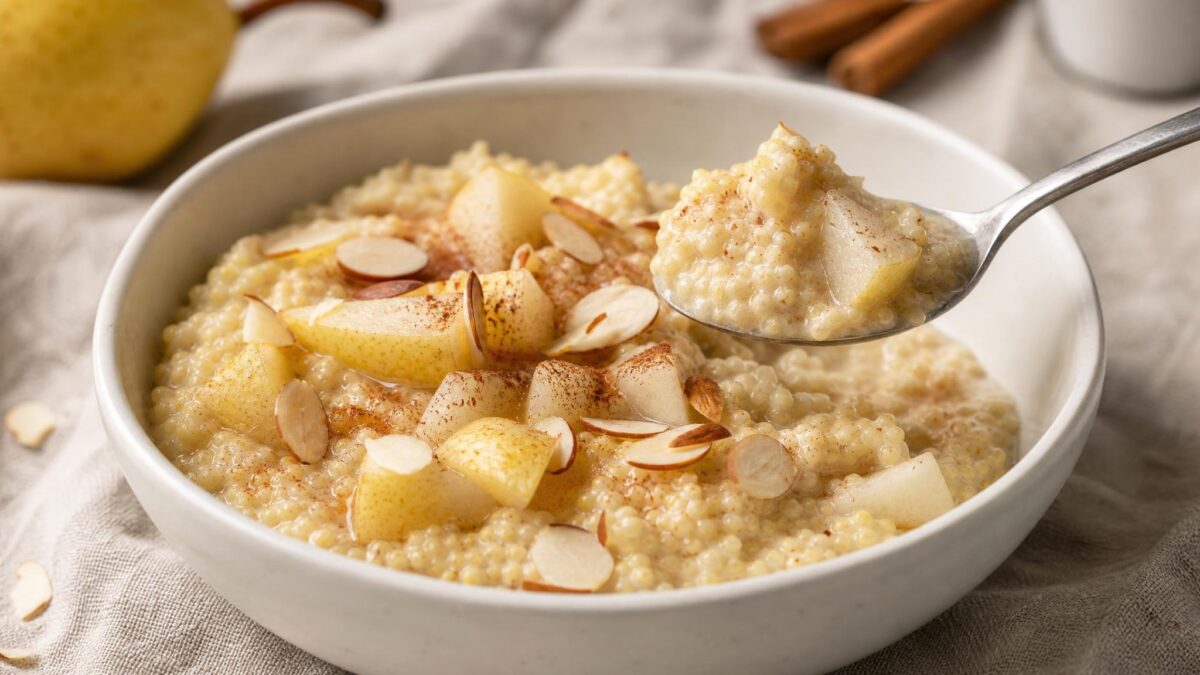 Servierszene mit dem fertigen Gericht. Rezept: Hirsebrei mit Birne und Zimt