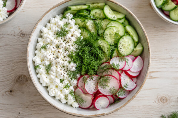 Hüttenkäse-Gurken-Bowl mit Dill und Radieschen
