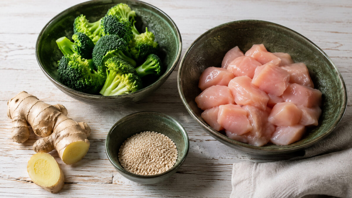 Zutaten- und Vorbereitungsansicht. Rezept: Ingwer-Hähnchen mit Brokkoli und Sesam