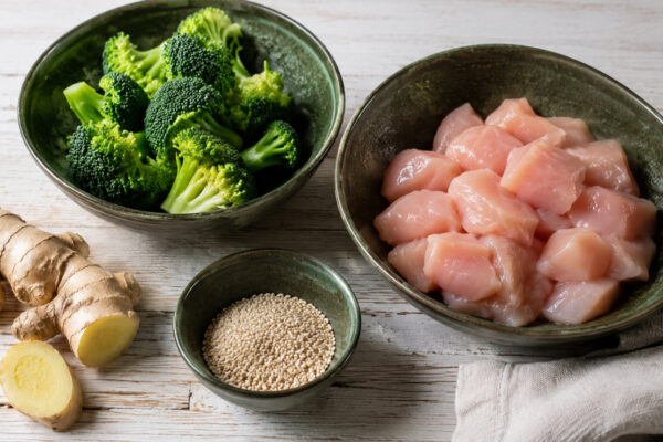 Zutaten- und Vorbereitungsansicht. Rezept: Ingwer-Hähnchen mit Brokkoli und Sesam