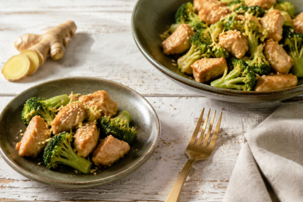 Servierszene mit dem fertigen Gericht. Rezept: Ingwer-Hähnchen mit Brokkoli und Sesam