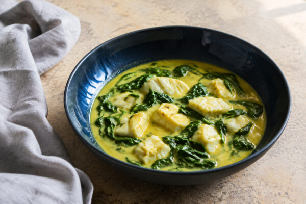 Fertiges Gericht aus alternativer Perspektive. Rezept: Kabeljau-Curry mit Kokosmilch und Spinat