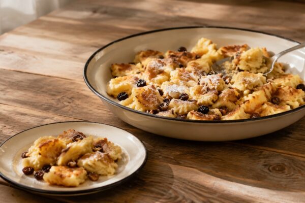 Servierszene mit dem fertigen Gericht. Rezept: Kaiserschmarrn mit laktosefreier Milch