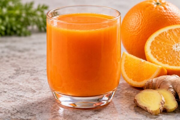 Karotten-Orangen-Drink: Fertiges Getränk als zentrales Hauptmotiv.