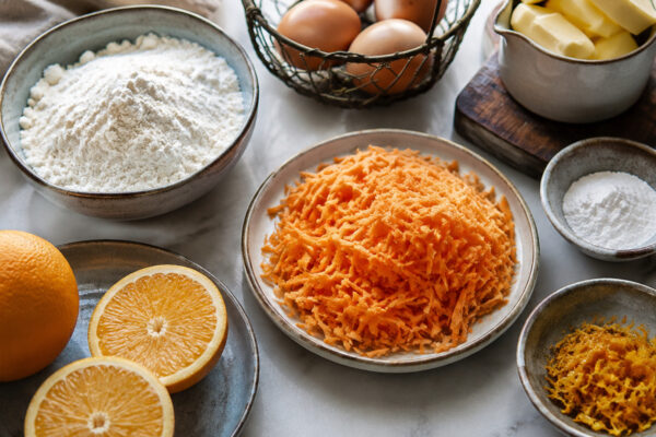 Zutaten- und Vorbereitungsansicht. Rezept: Karotten-Orangen-Kuchen