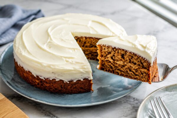 Servierszene mit dem fertigen Gericht. Rezept: Karottenkuchen mit laktosefreiem Frischkäse-Frosting