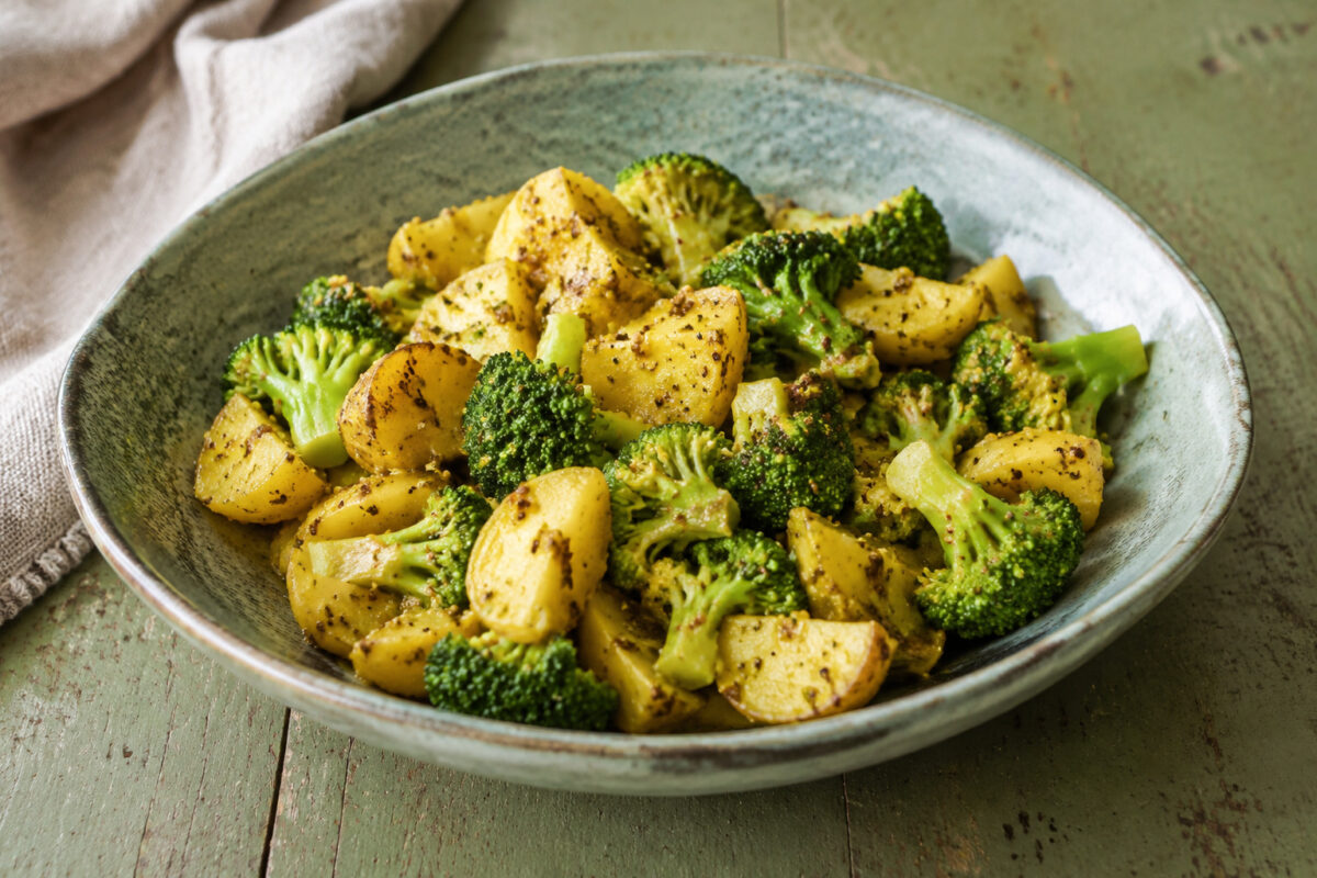 Fertiges Gericht aus alternativer Perspektive. Rezept: Kartoffel-Brokkoli-Pfanne mit Senf-Dressing