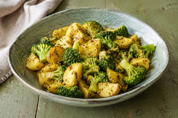 Fertiges Gericht aus alternativer Perspektive. Rezept: Kartoffel-Brokkoli-Pfanne mit Senf-Dressing