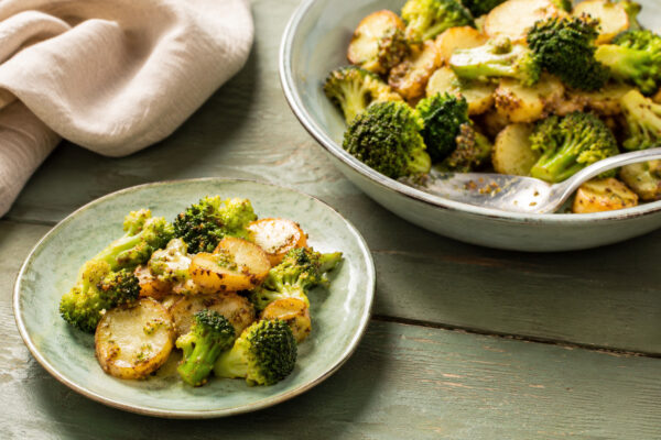 Servierszene mit dem fertigen Gericht. Rezept: Kartoffel-Brokkoli-Pfanne mit Senf-Dressing