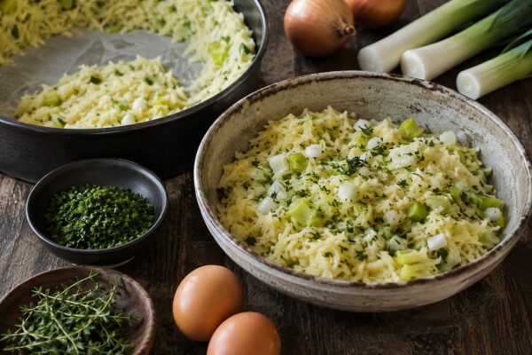 Zutaten- oder Vorbereitungsansicht mit Kartoffeln, Lauch und Kräutern.