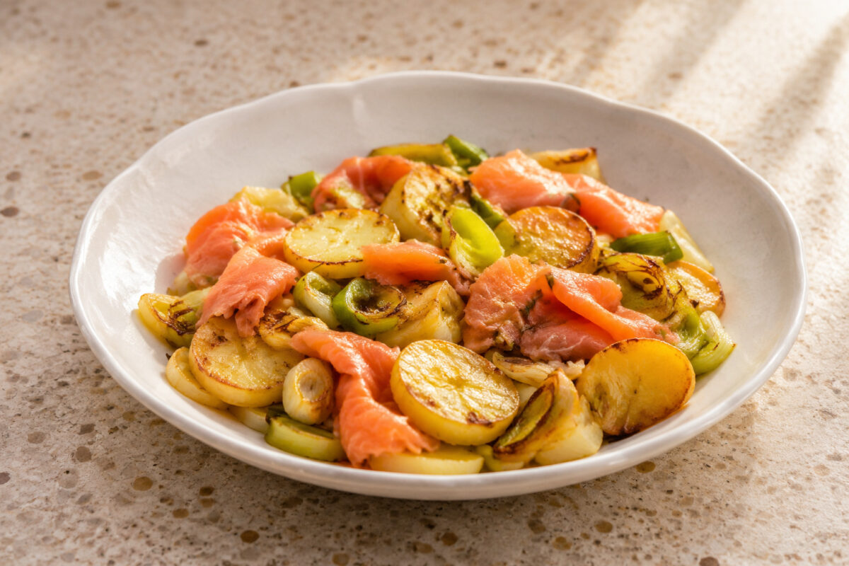 Hauptansicht des fertigen Gerichts. Rezept: Kartoffel-Lauch-Pfanne mit Räucherlachs
