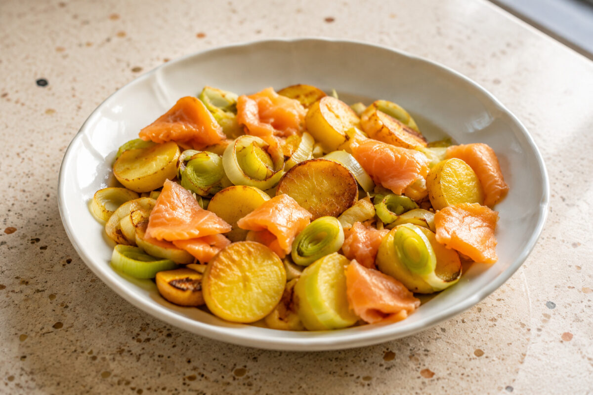 Fertiges Gericht aus alternativer Perspektive. Rezept: Kartoffel-Lauch-Pfanne mit Räucherlachs