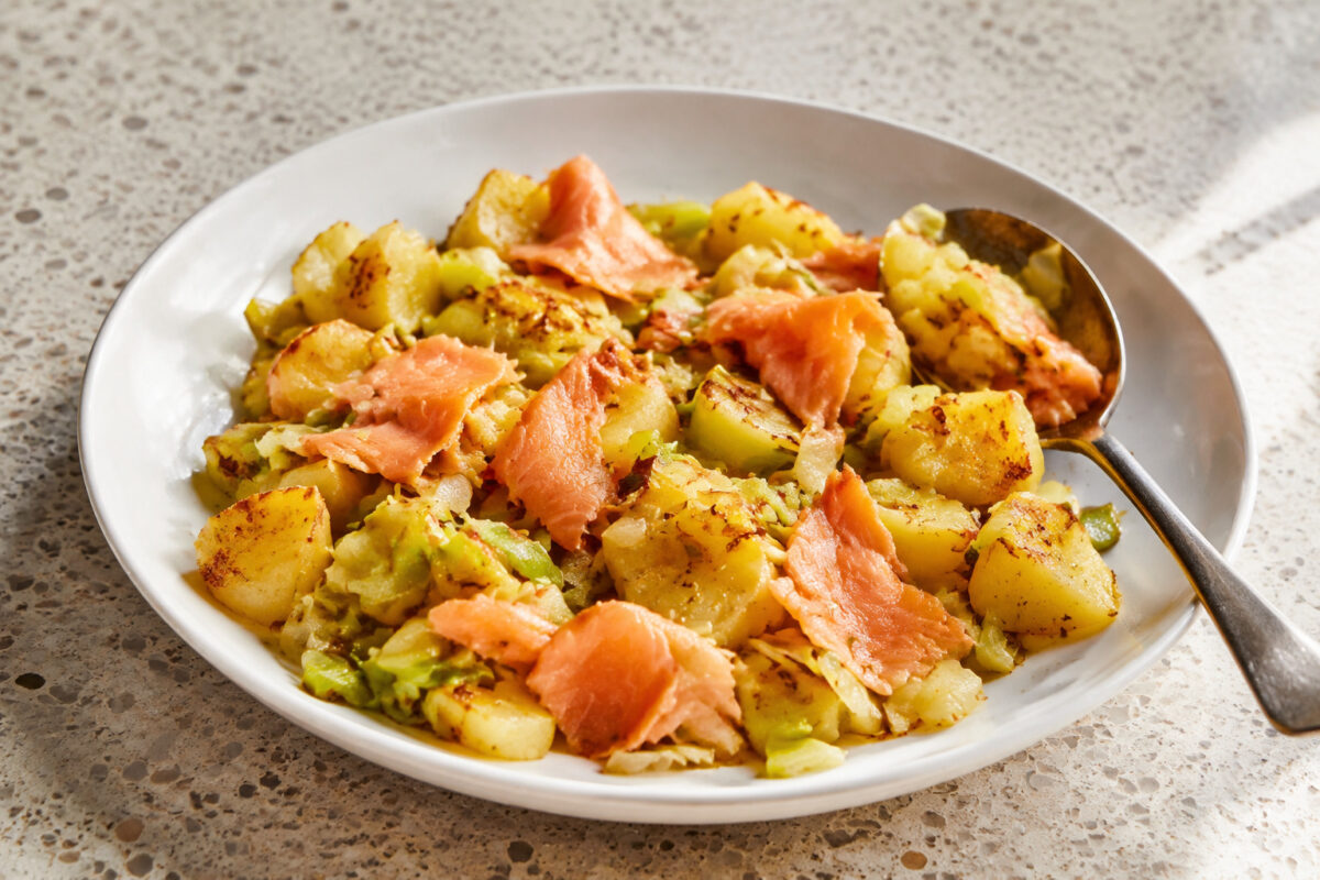Servierszene mit dem fertigen Gericht. Rezept: Kartoffel-Lauch-Pfanne mit Räucherlachs
