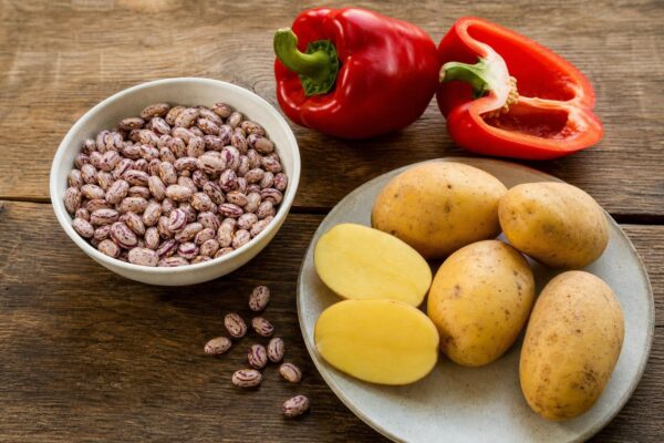 Zutaten- und Vorbereitungsansicht zum Rezept. Rezept: Kartoffel-Paprika-Eintopf mit Bohnen