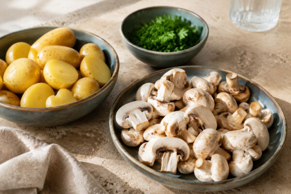 Zutaten- und Vorbereitungsansicht. Rezept: Kartoffel-Pilz-Pfanne mit Kräutern