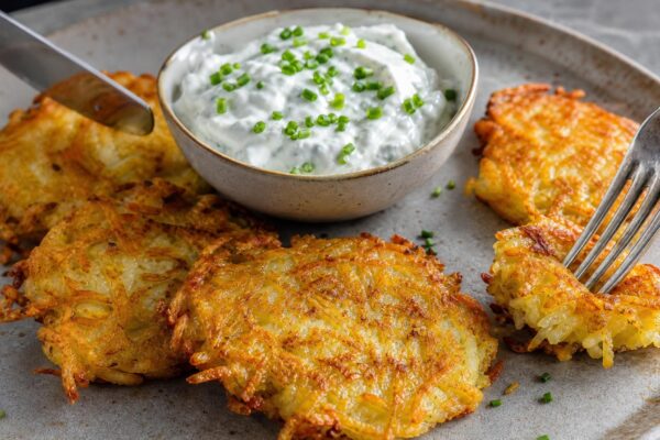 Servierszene mit dem fertigen Gericht. Rezept: Kartoffel-Rösti mit laktosefreiem Kräuterquark