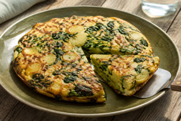 Servierszene mit dem fertigen Gericht. Rezept: Kartoffel-Spinat-Frittata