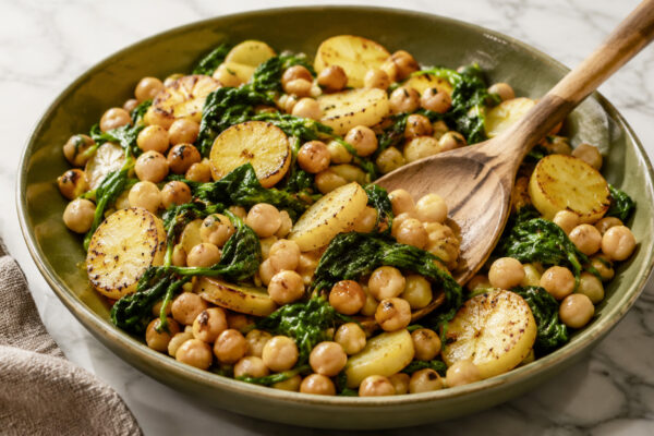 Servierszene mit dem fertigen Gericht. Rezept: Kartoffel-Spinat-Pfanne mit Kichererbsen