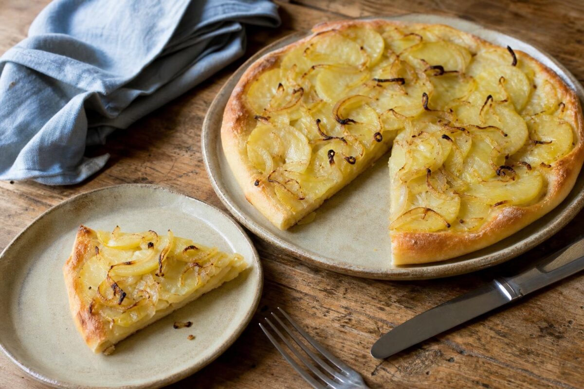 Servierszene mit dem fertigen Gericht. Rezept: Kartoffel-Zwiebel-Fladen