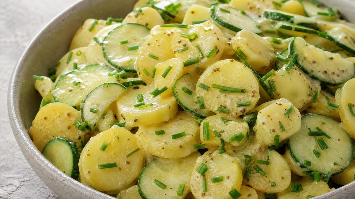 Fertiges Gericht aus einer alternativen Perspektive. Rezept: Kartoffelsalat mit Senf-Kräuter-Dressing