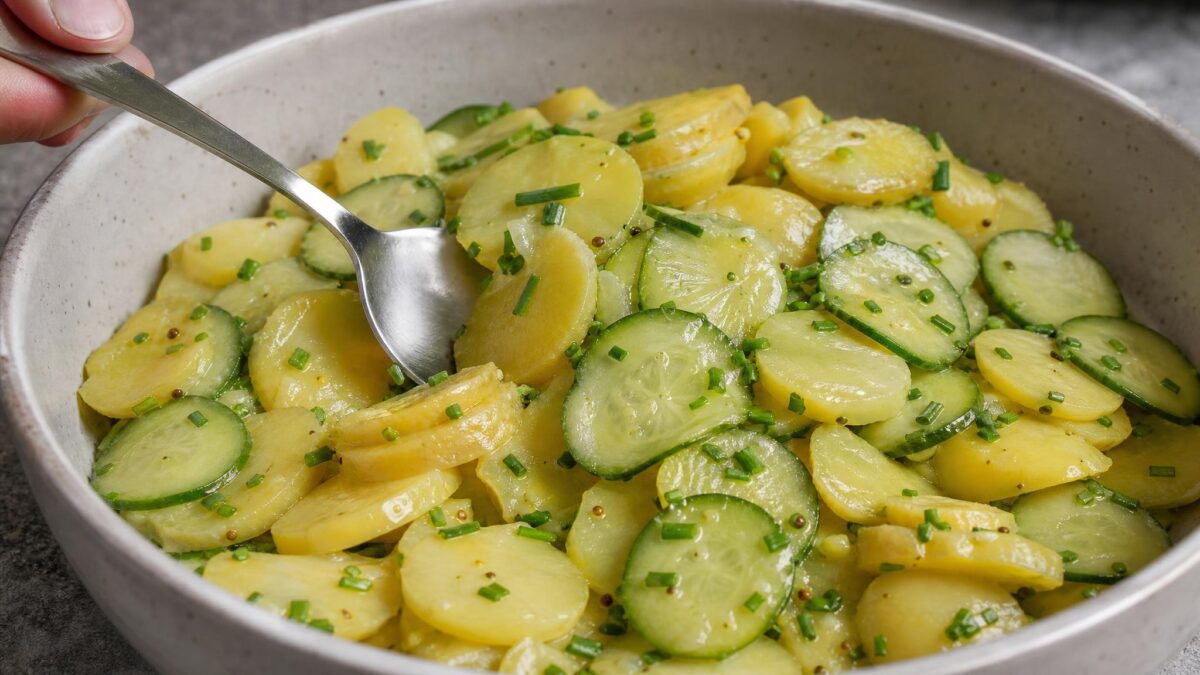 Servierszene mit dem fertigen Gericht. Rezept: Kartoffelsalat mit Senf-Kräuter-Dressing