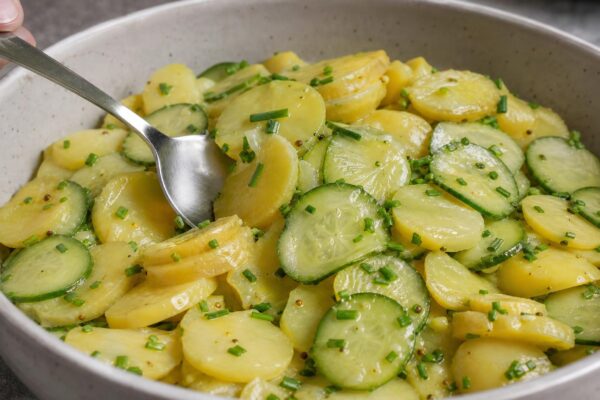 Servierszene mit dem fertigen Gericht. Rezept: Kartoffelsalat mit Senf-Kräuter-Dressing