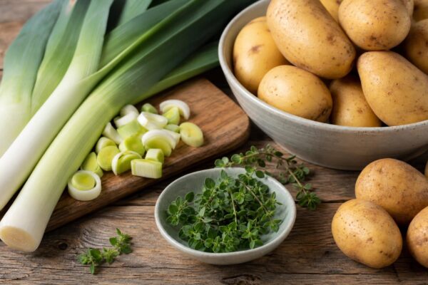 Zutaten- und Vorbereitungsansicht zum Rezept. Rezept: Kartoffelsuppe mit Lauch und Majoran