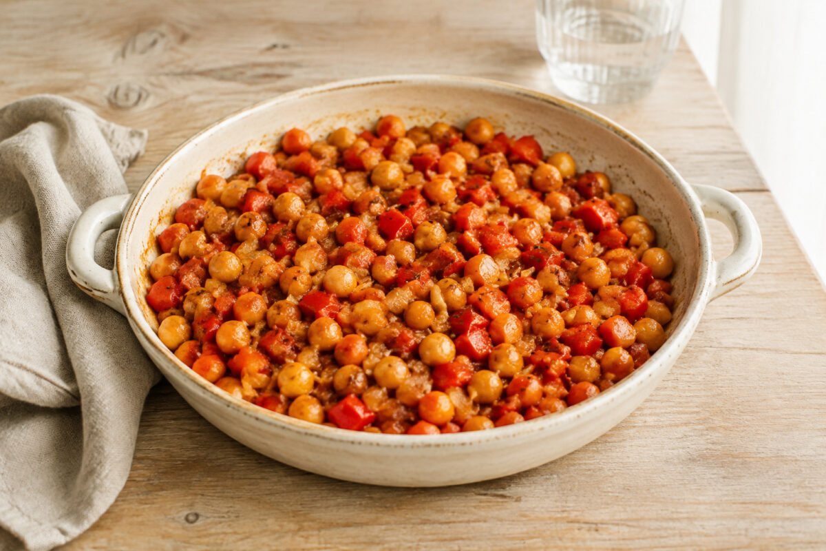 Hauptansicht des fertigen Gerichts. Rezept: Kichererbsen-Paprika-Pfanne mit Kreuzkümmel