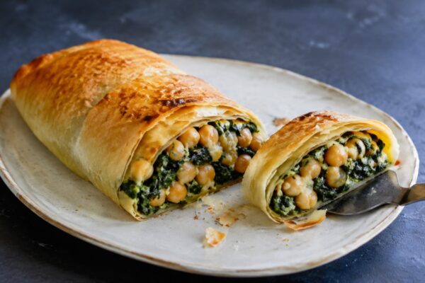 Servierszene mit dem fertigen Gericht. Rezept: Kichererbsen-Spinat-Strudel