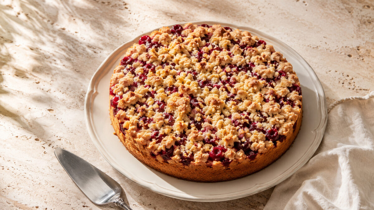 Fertiges Gericht aus einer alternativen Perspektive. Rezept: Kirsch-Streuselkuchen