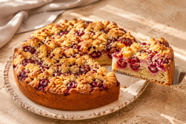 Servierszene mit dem fertigen Gericht. Rezept: Kirsch-Streuselkuchen