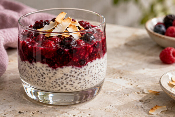 Kokos-Chia-Creme mit Beerenkompott: Fertiges Gericht aus einer alternativen Perspektive.